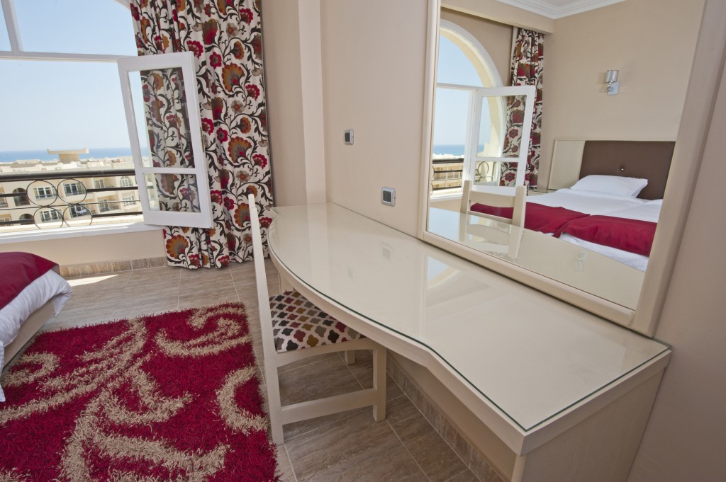 bedroom dressing table and mirror