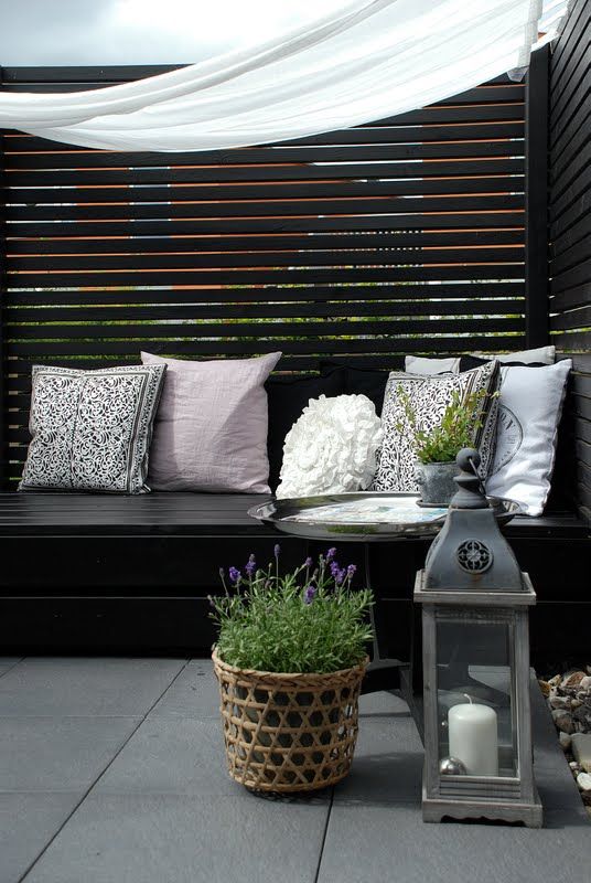 outdoor-privacy-screen-timber-slats-backyard