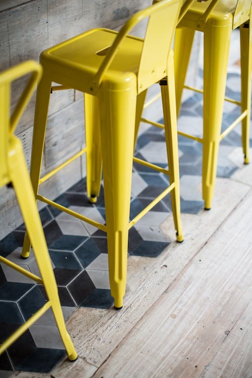 breakfast-bar-atmosphere-flooring-difference-contrast
