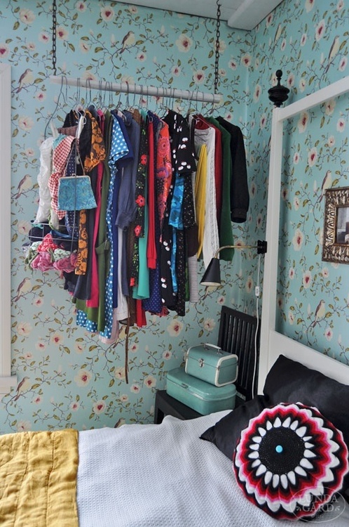 hanging-clothes-rack-DIY