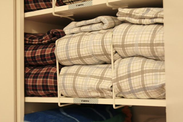 Image from http://www.itsoverflowing.com/2013/09/get-it-organized-linen-closet/ closet-dividers