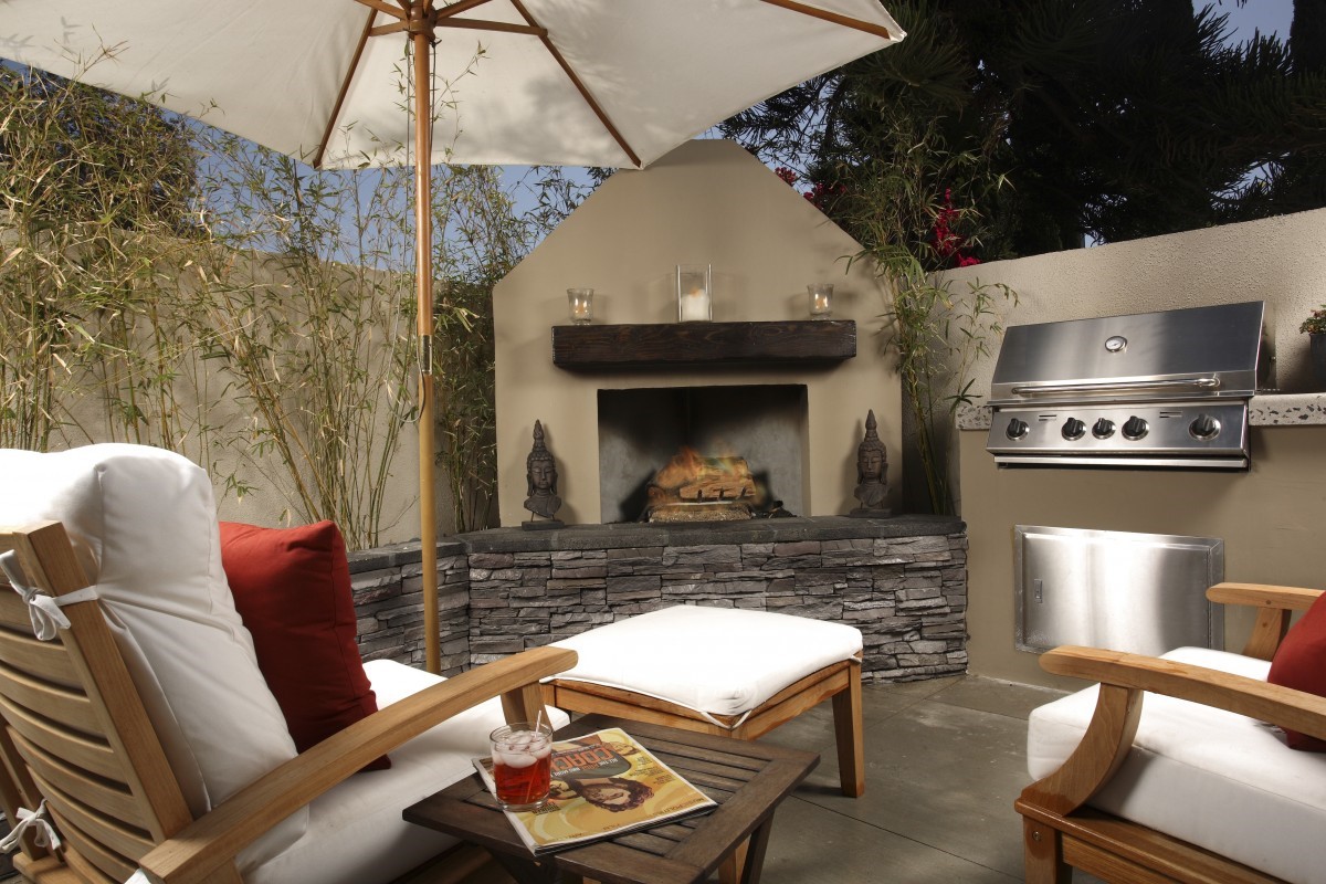outdoor kitchen in backyard patio