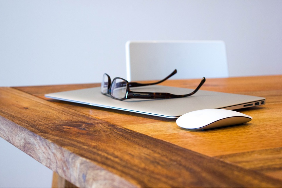wood table mac air glasses white mouse white chair