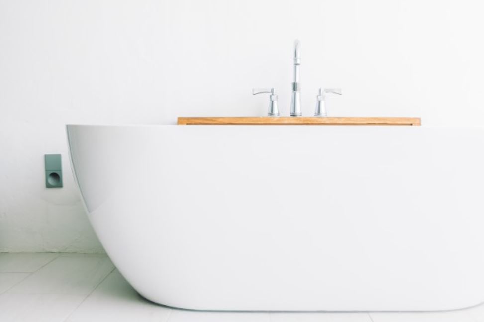 freestanding bath with hob-mounted mixer set